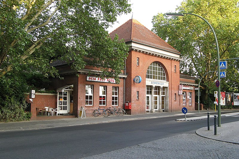 800px-Berlin_-_Bahnhof_Sonnenallee.jpg