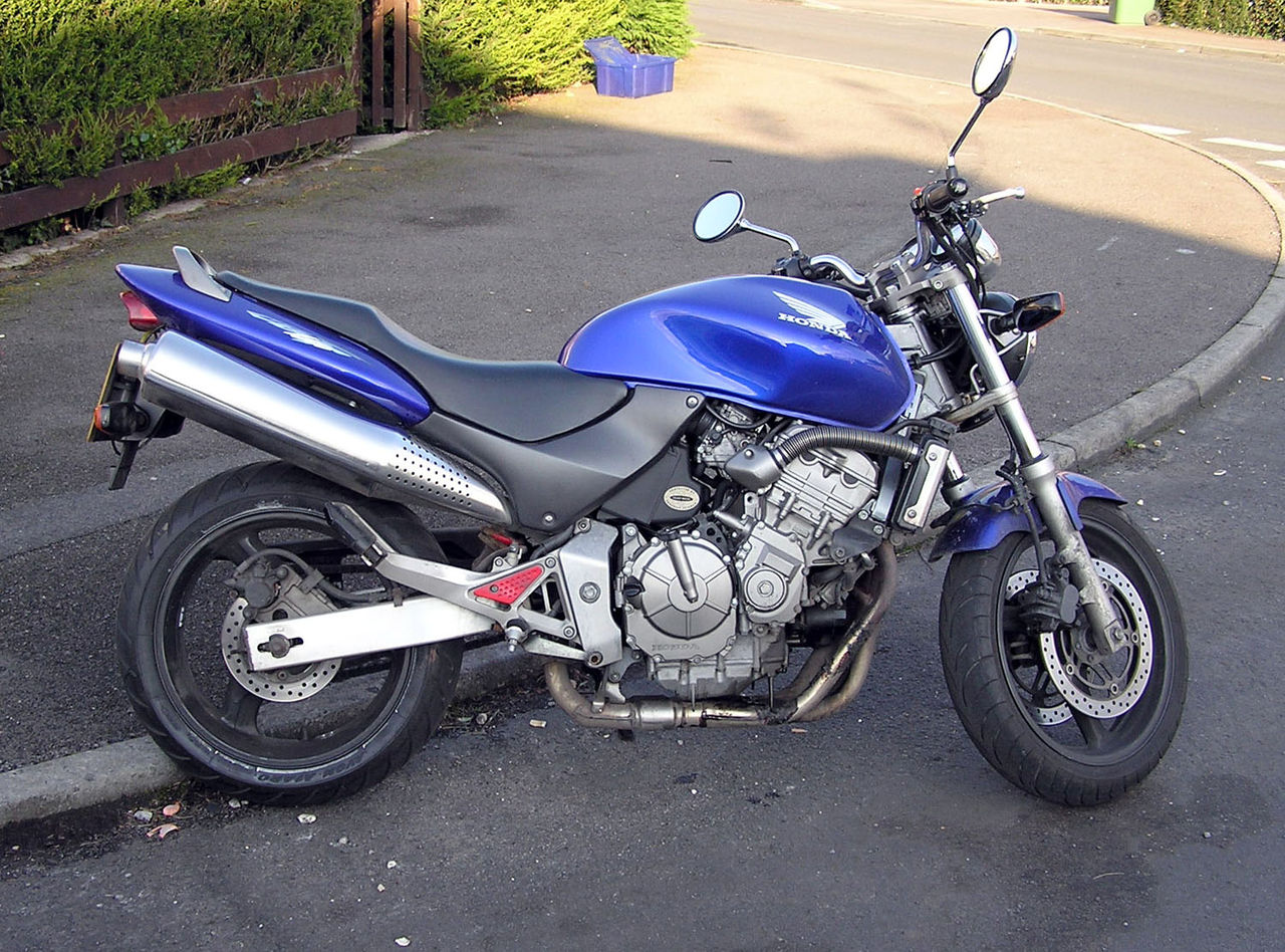 1280px-Year2000.honda.cb600f.hornet.arp.jpg