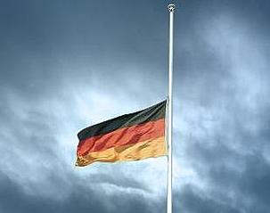 uh64194,1279365448,fahne-auf-halbmast1.jpg