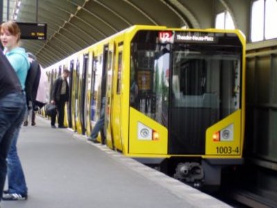 400px-u2-train-schoenhauser-allee.jpg