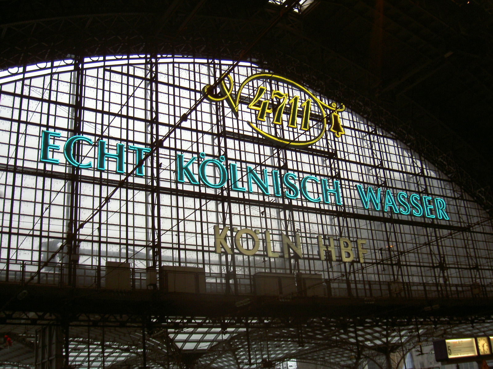 Advertisement_of_4711main_station_Cologne.JPG
