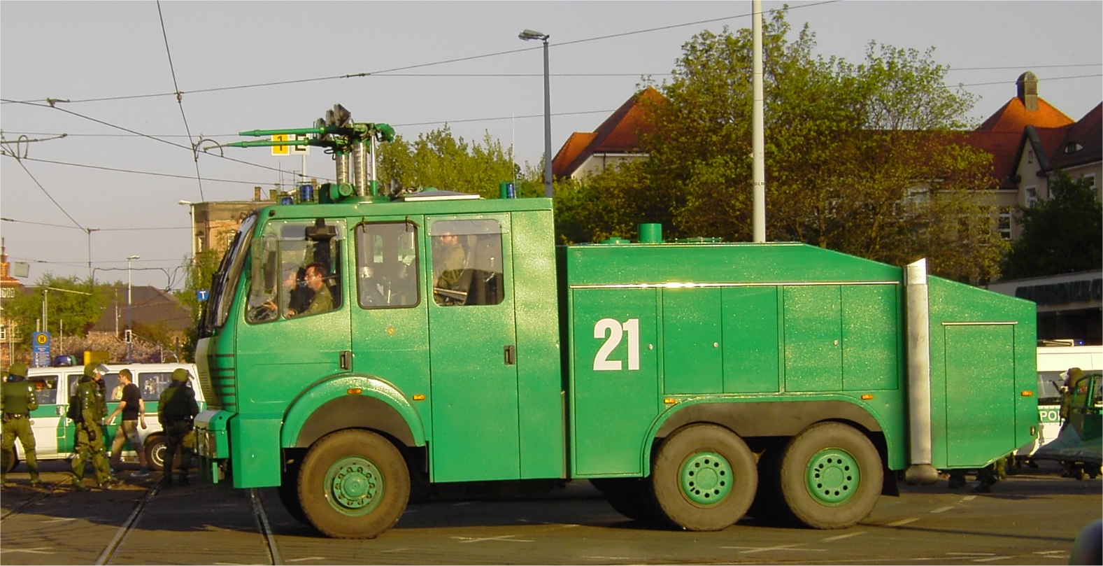 Polizei_Wasserwerfer.jpg