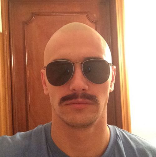 james-franco-mit-glatze-sonnenbrille-und-schnurrbart.jpg