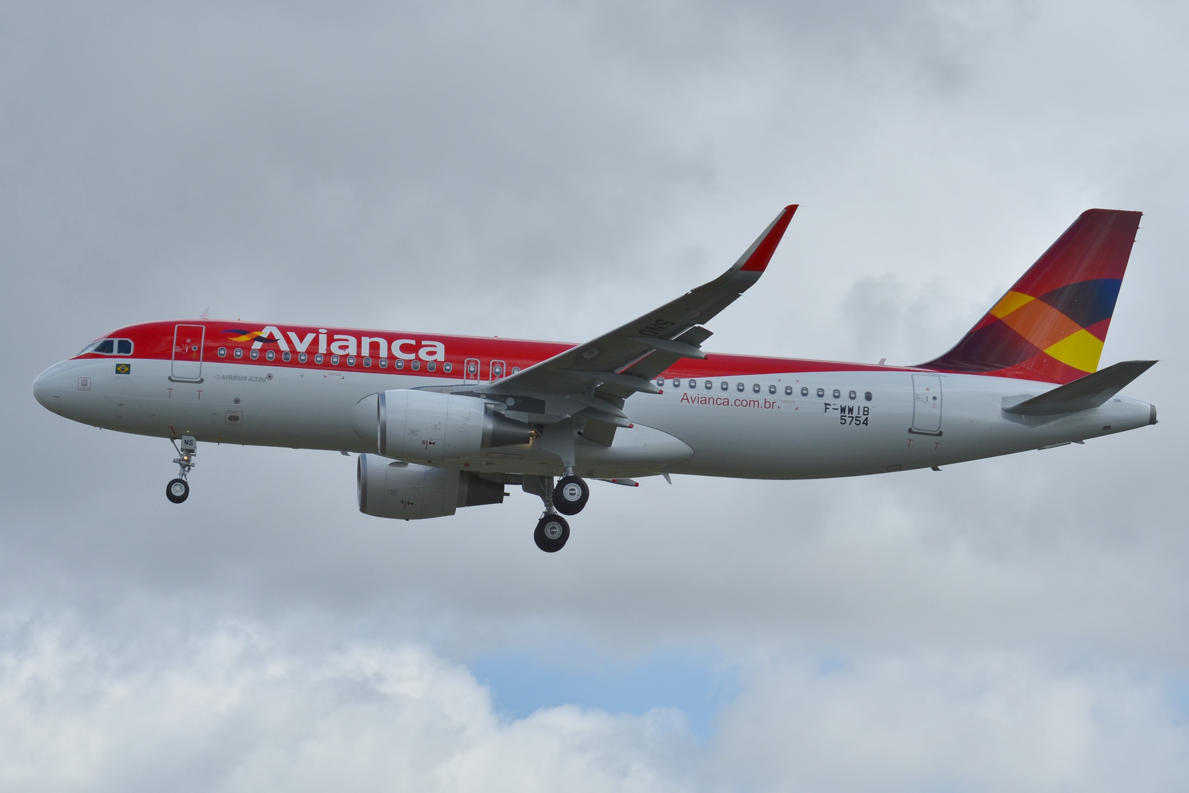 Airbus_A320-200_Avianca_Brasil_%28ONE%29_F-WWIB_-_MSN_5754_-_Will_be_PR-ONS_%289719644134%29.jpg